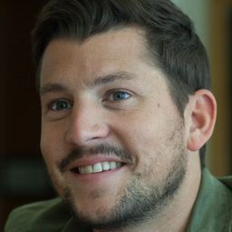 伊凡·諾布朗 飾演 Roman