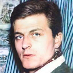 Müşfik Kenter 飾演 Regaip Dede