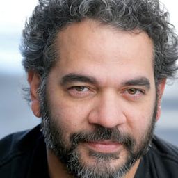 Hemky Madera 飾演 Barnabás