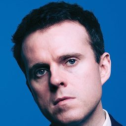 Andrew Doyle 飾演 Self