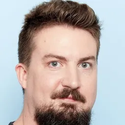 亞當·溫高德 - 她明天死亡演員 飾演Dune Buggy Man