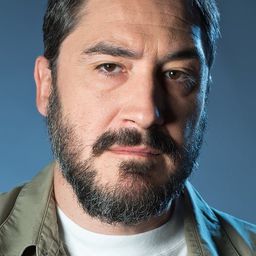 Alfonso Lara 飾演 Demócrata