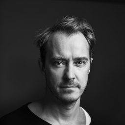 喬納斯·卡爾森 飾演 Berättare