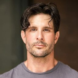 Jay Jablonski 飾演 Deputy Foster