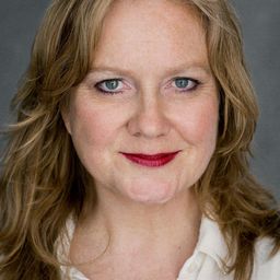 Sue Elliott-Nichols 飾演 