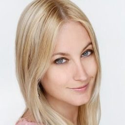 Tina Grimm 飾演 Brooke