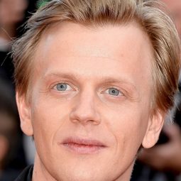 Alex Lutz 飾演 Gérard