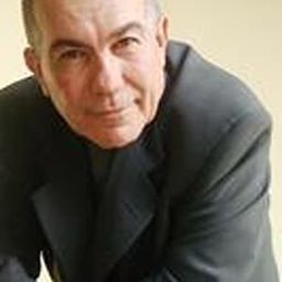 Humberto González 飾演 Valentín (segment "En la Guagua")