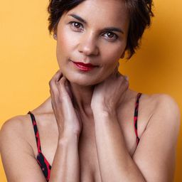 Rina Mahoney 飾演 Sarah