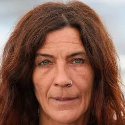 史蒂芬妮婭嘉達 - 末世狂沙演員 飾演Steff