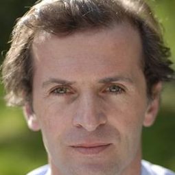 Olivier Galfione 飾演 Frédéric Dumas