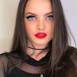 Giovanna Chaves 飾演 Cristiane (Adulta)
