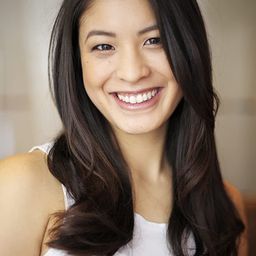 J.J. Fong 飾演 Yoga Instructor