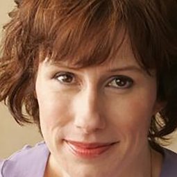 Karen Woditsch 飾演 Mother