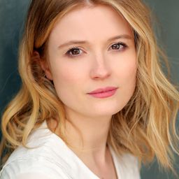 艾美·瑞恩 飾演 Frances