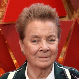 Sandy Martin 飾演 Grandma Paguro (voice)