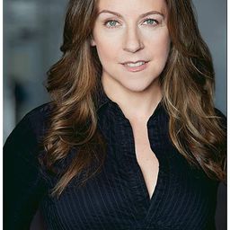 Alix Sideris 飾演 Joan Hathaway