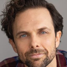 喬納森·馬丁 飾演 Peter