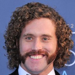 T.J.米勒 - 馴龍記演員 飾演Tuffnut (voice)