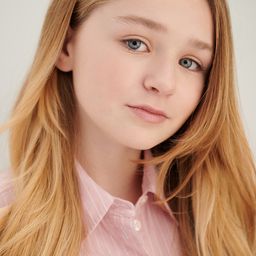 艾力克斯·威斯特·萊弗勒 飾演 Simone