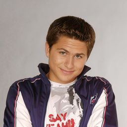 Matthias Dietrich 飾演 Officer Lowney