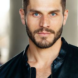 Lou Ferrigno Jr. 飾演 Agent Jackson Jacobs