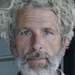 Dirk Stermann 飾演 Baisch