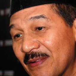 Cok Simbara 飾演 Opa