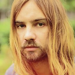 Kevin Parker 飾演 Self