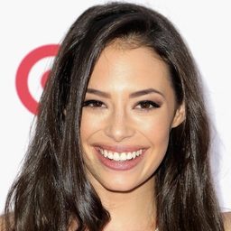 克蘿伊·布里奇斯 飾演 Neve Spirnak