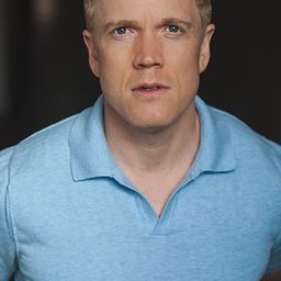 達斯汀·塔克 - 愛國者行動演員 飾演Steve Woolfenden