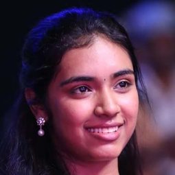 Nikhila Sankar - 愛的角力演員 飾演Raji, Keerthi's Sister