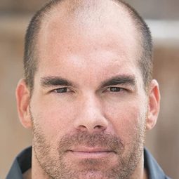 布蘭頓·莫拉勒 飾演 Cop # 1