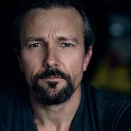 Craig Hall 飾演 Andrew Bowers