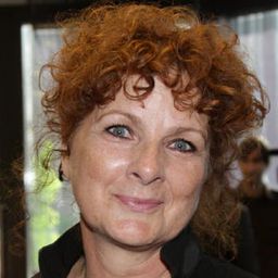 Louise Laparé 飾演 Woman in China