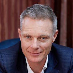 Tim Marlow 飾演 Host