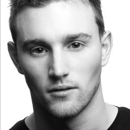 Tom Holloway 飾演 Ian Stuart