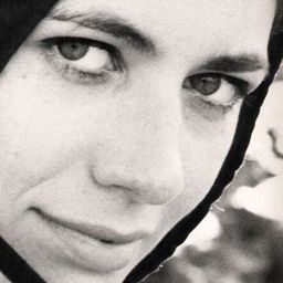 Monique Messine 飾演 La Modella (uncredited)