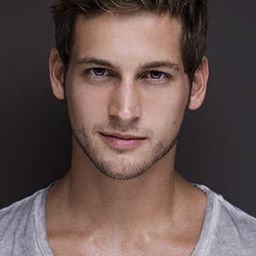 Max Emerson 飾演 Kolby