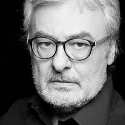 Gelu Nițu 飾演 Minister Viktor Ivanov