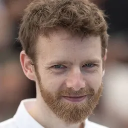 安東妮韋拿薩 - 墜惡真相演員 飾演Advocate General