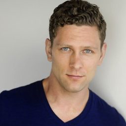 Cody Ray Thompson - 忘形水演員 飾演Guard