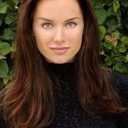 Lisa Arning 飾演 Nikki