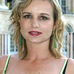 法比安娜伯庇 飾演 Nora Mouche