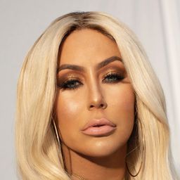 Aubrey O'Day 飾演 Tina