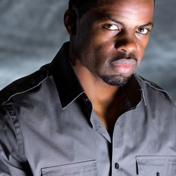 Sli Lewis 飾演 Shades