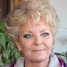 Mabel Escaño - 情人演員 飾演Esposa Comandante