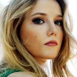 Malu Rodrigues 飾演 Aluna 01