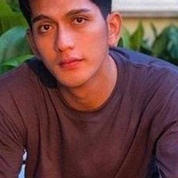 Ilyas Bach 飾演 Kris