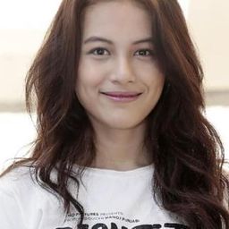 Lania Fira 飾演 Alisha